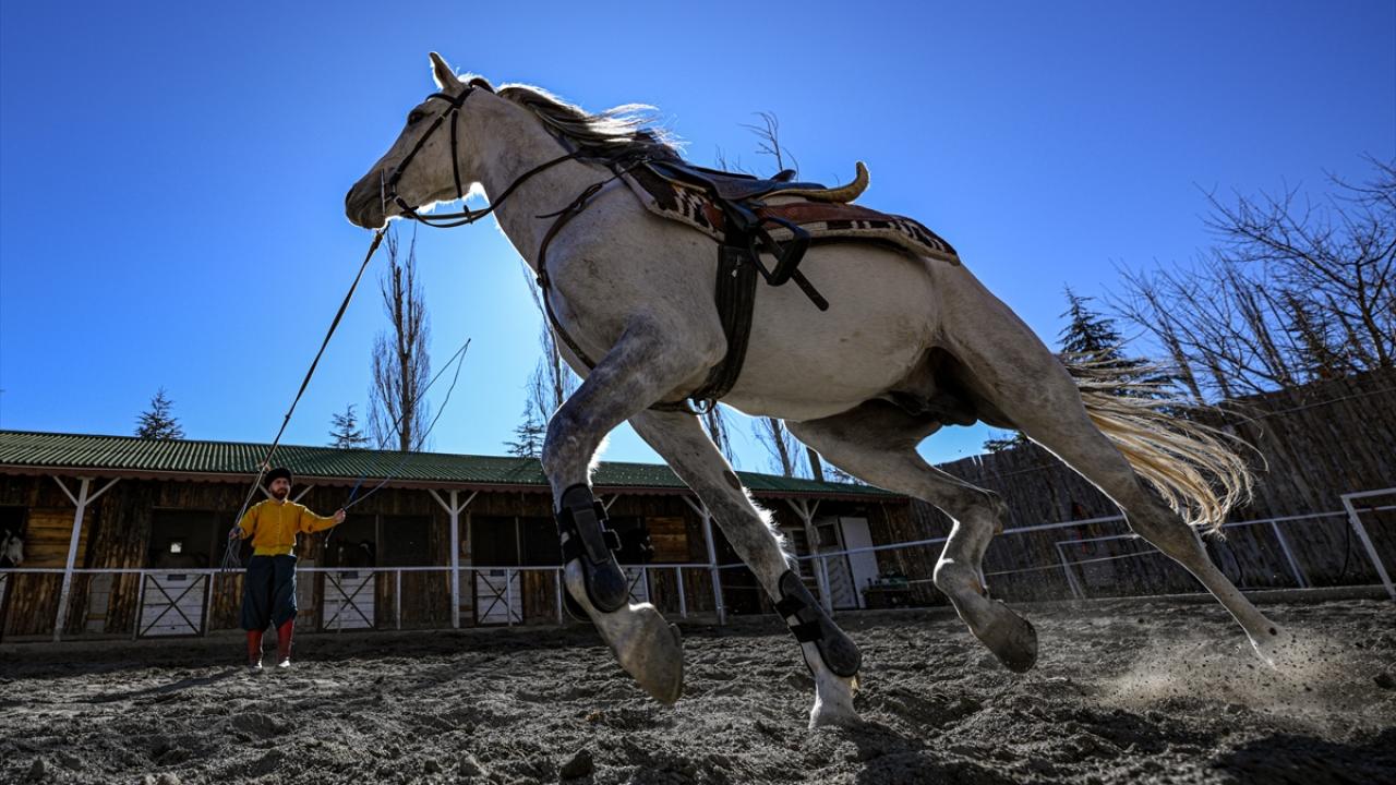 "At, Türk`ün kanadı"