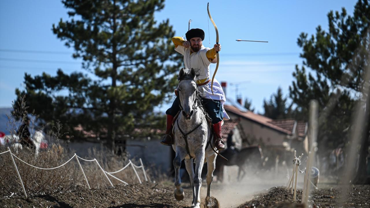 "At ve ok, iki canlı tek varlık"