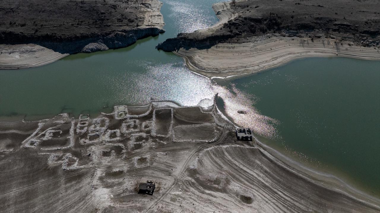 Çamlıdere Barajı`nda suyun çekilmesiyle köy kalıntıları ortaya çıktı