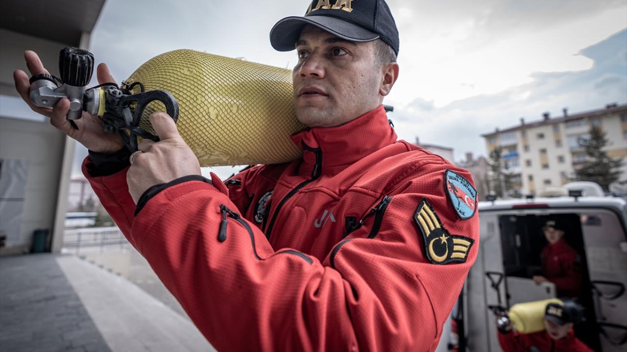 "Yılda iki kez buz altı ve irtifa dalış eğitimi yapıyoruz"
