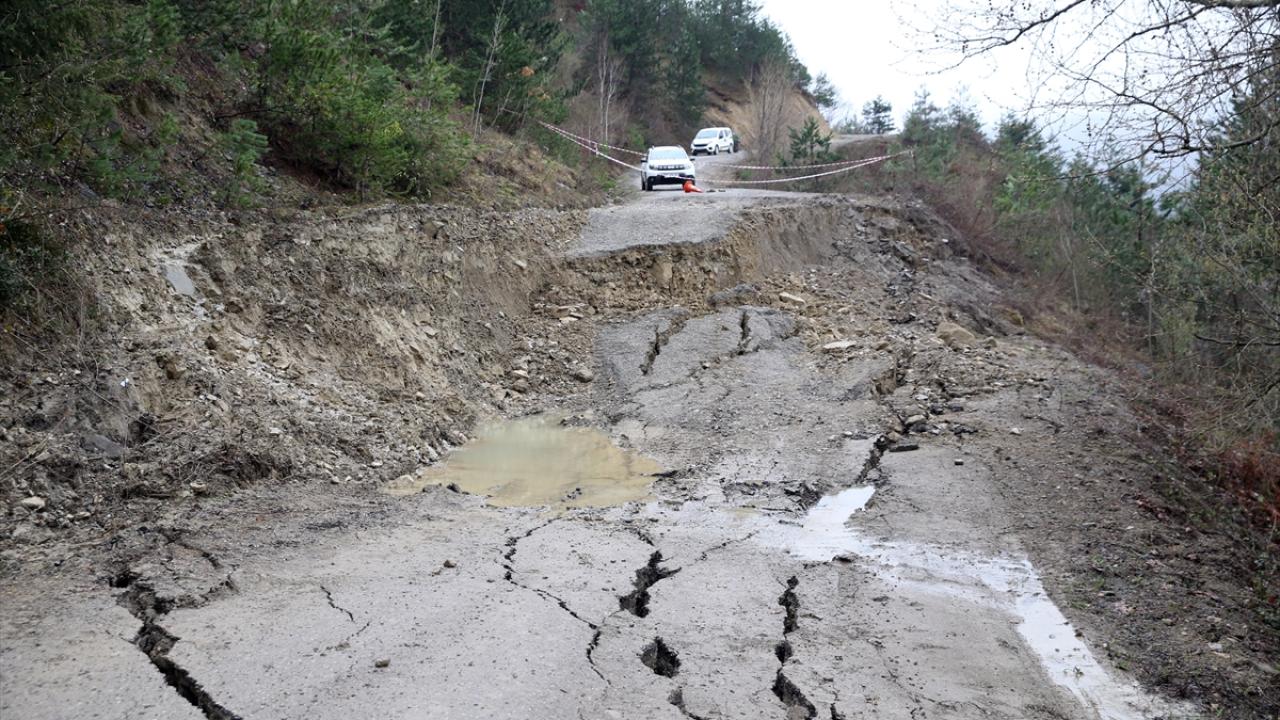 "Şu an çökme devam ediyor, ekipler yeniden doldurarak açacak"