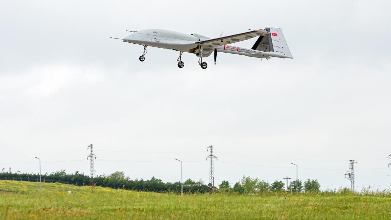 Bayraktar TB2 lazerle işaretledi, Bayraktar TB3 füzeyi fırlatıp hedefi başarıyla imha etti"