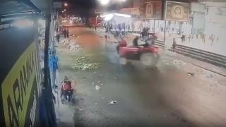 Adana'da traktör iş yerine daldı: O anlar kamerada