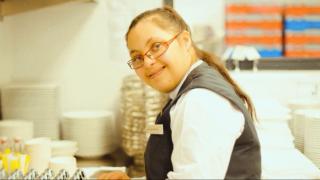 Down Sendromlu Beyza Nur çalıştığı otelin vazgeçilmez personeli oldu