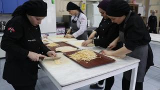 Kız meslek lisesi öğrencileri ramazan kolisi için erişte kesti, kıyafet dikti