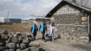 "Mavi yelekliler" köylere giderek hastaların bakımını yapıyor