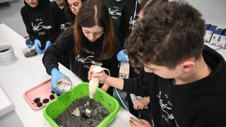 Öğrenciler yaptıkları tohum bombalarını toprakla buluşturacak