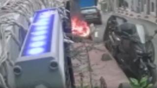 Çöpe kibrit attı, alevler 4 katlı binaya sıçradı