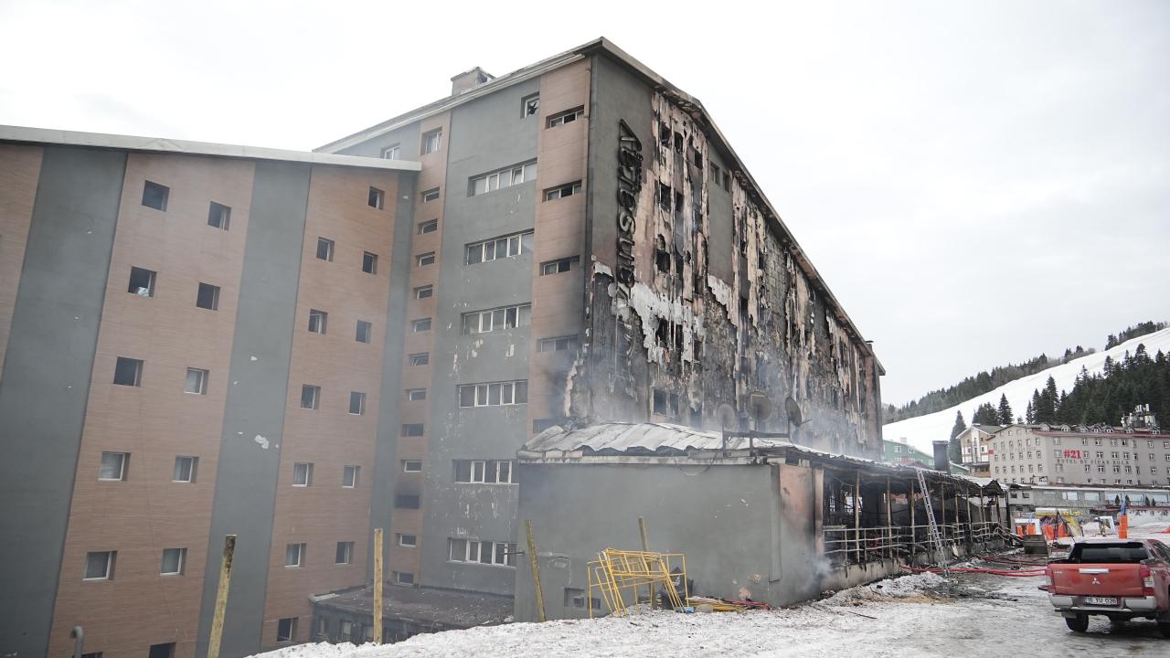 Uludağ'da kapatılan otelde yangın çıktı: 2 kişi hayatını kaybetti