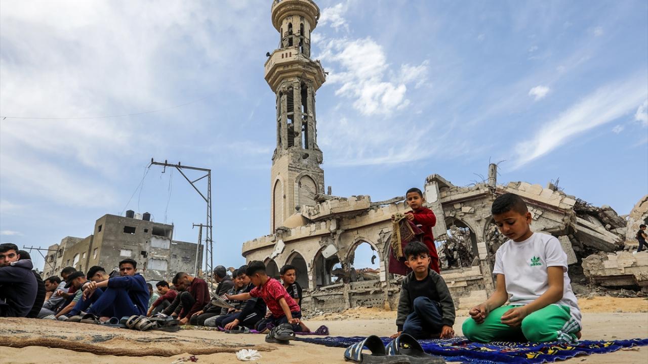 Gazzeliler İsrail'in hedef aldığı caminin enkazı arasında ramazanın son cuma namazını kıldı