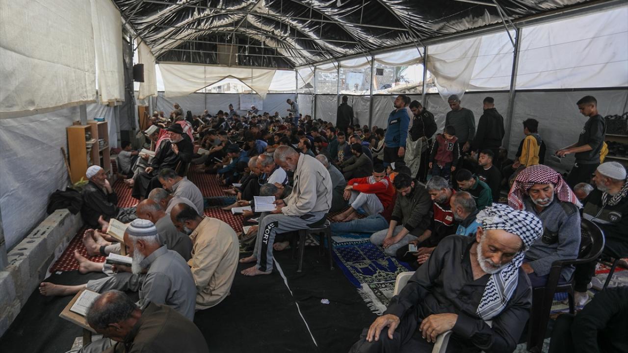 Gazzeliler İsrail'in hedef aldığı caminin enkazı arasında ramazanın son cuma namazını kıldı