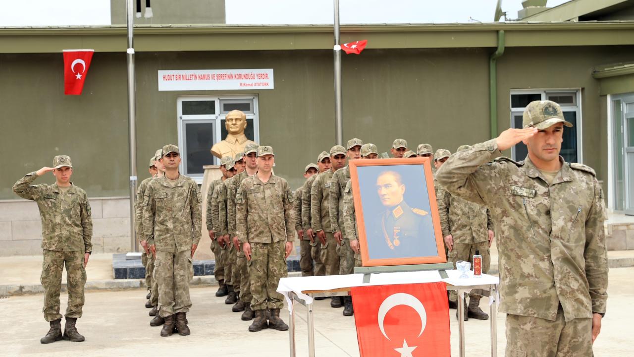  Mehmetçikler ailelerinden uzakta bayram sevinci yaşadı