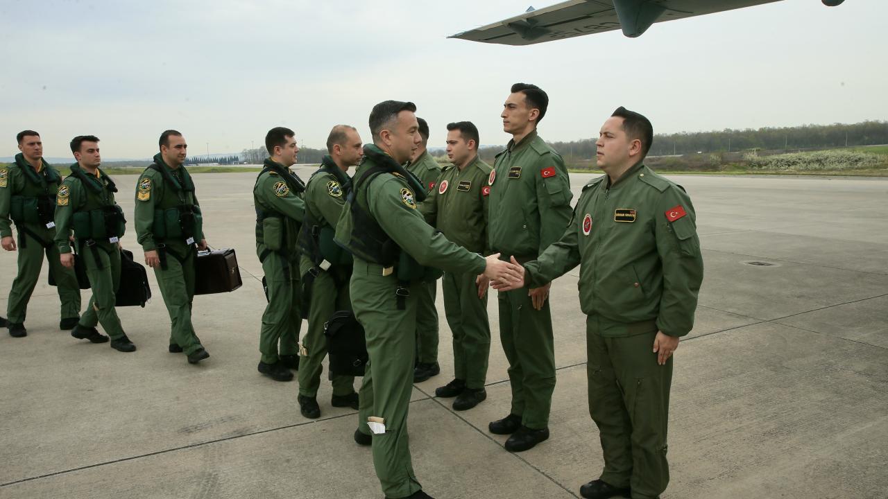 Uçuş ekibi, uçak bakım personelinin bayramını kutladı