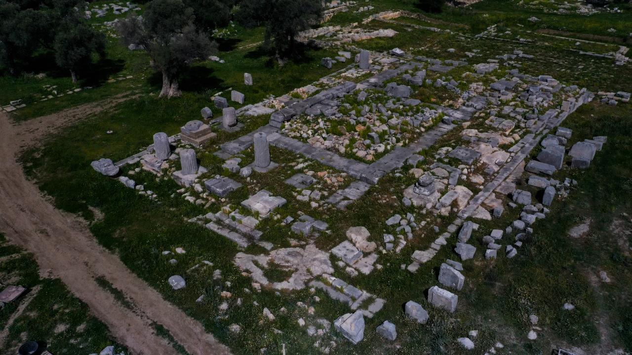 Dionysos`un sütunları birleştiriliyor