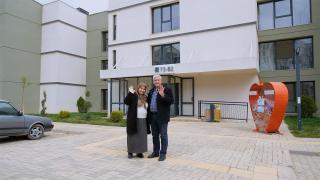 Depremzede aile, bayrama yeni evlerinde girmenin mutluluğunu yaşıyor