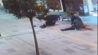 Başıboş köpeklerden kaçarken yayaya çarptı