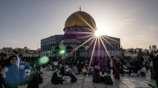 Mescid-i Aksa'da itikafa giren Filistinliler Gazze için dua etti