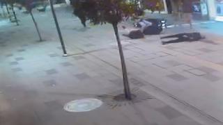 Başıboş köpeklerden kaçan motosikletlinin çarptığı yaya öldü