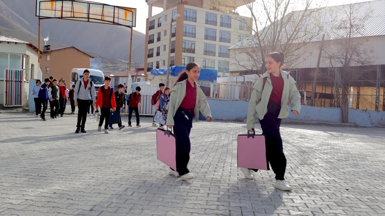 Okullarda ikinci ara tatil sonrası ilk ders zili çaldı