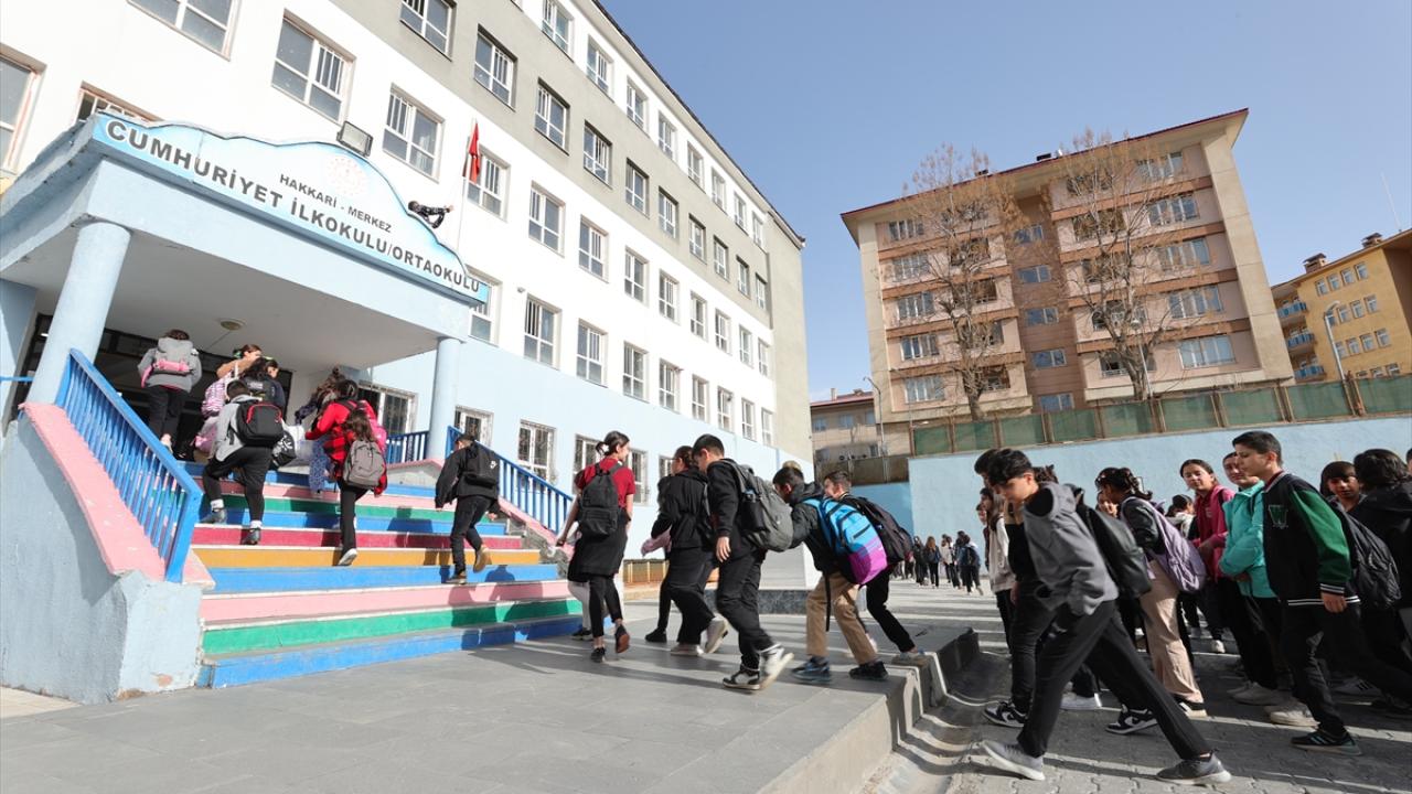 Okullarda ikinci ara tatil sonrası ilk ders zili çaldı