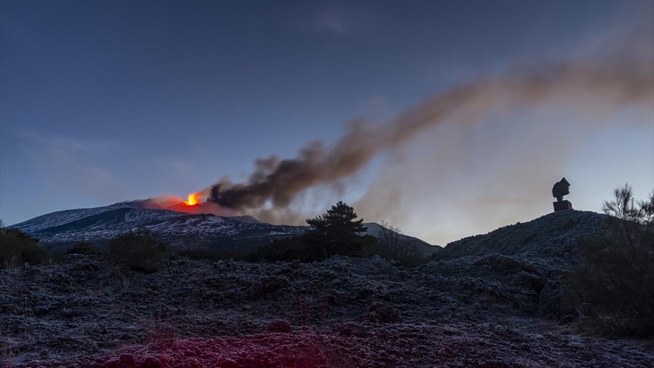 İtalya'da Etna Yanardağı kül ve lav püskürttü