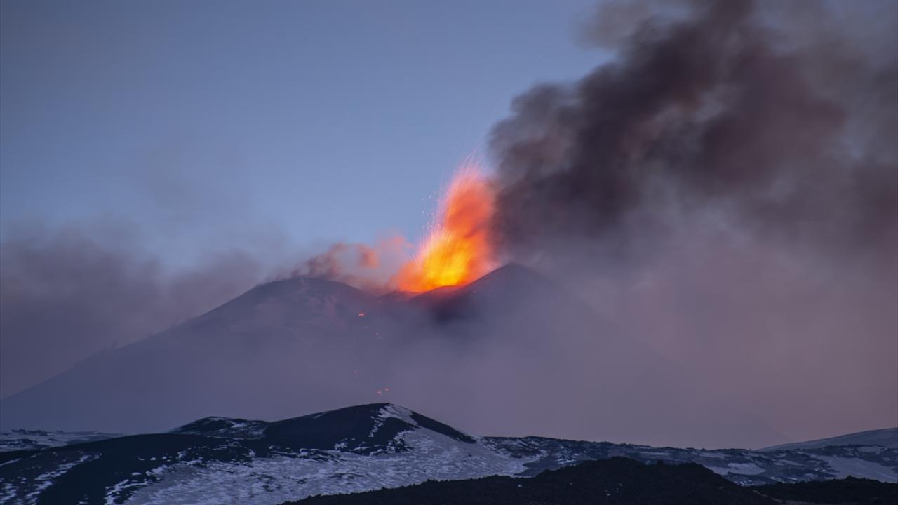 İtalya'da Etna Yanardağı kül ve lav püskürttü