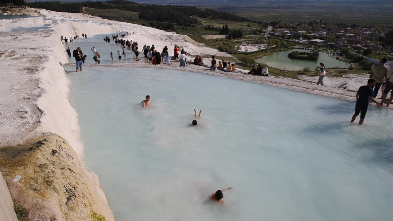 Pamukkale bayram tatilinde 64 bin ziyaretçiyi ağırladı