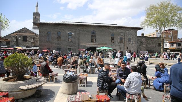 Yerli turistler aile ziyareti ve tatile 83,3 milyar lira harcadı haber görseli