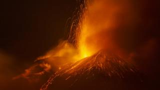 İtalya'da Etna Yanardağı kül ve lav püskürttü