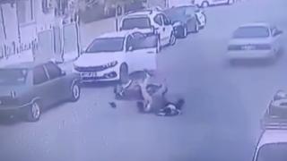 Sürücünün kapıyı açmasıyla motosikletteki 2 kişi yere savruldu