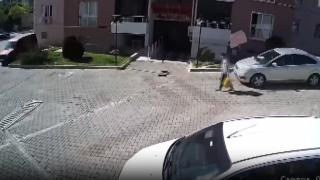 Çatıdan kopan parçadan kıl payı kurtuldu: O anlar kamerada