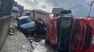 Virajı alamayan tır, park halindeki araçların üzerine devrildi