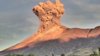 Filipinler'deki yanardağ patlaması kamerada