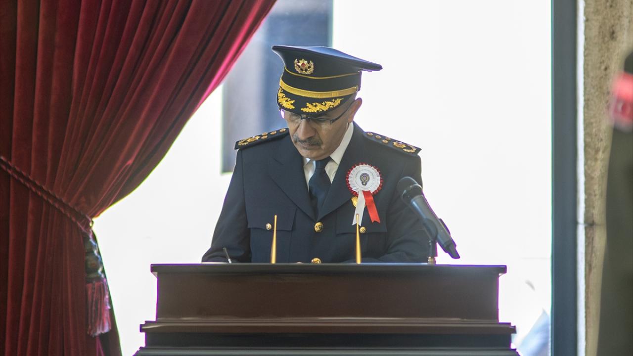 Heyetle çekilen hatıra fotoğrafının ardından Misak-ı Milli Kulesi`ne geçen Demirtaş, burada Anıtkabir Özel Defteri`ne şunları yazdı: