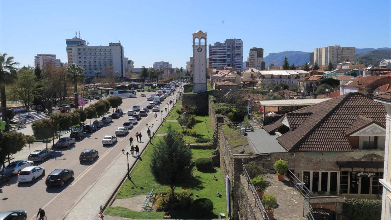 Kulenin dört bir tarafındaki saat, eski mekanizmasıyla çalışıyor