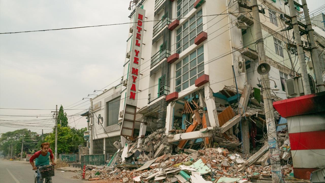 Myanmar’da meydana gelen yıkıcı deprem sonrası afetzedeler hayata tutunmaya çalışıyor