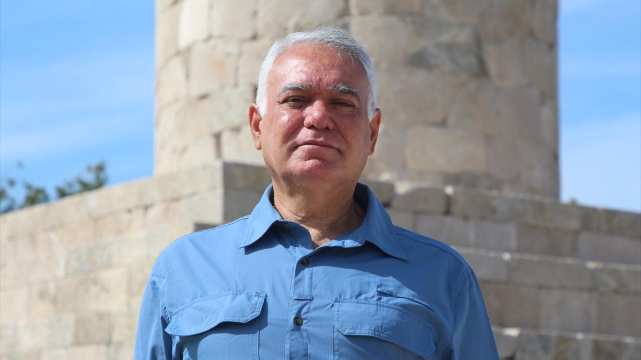 "Fener anıtsal bir podyum üzerinde 2500 taştan oluşan bir kuleye sahip"