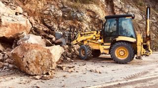 Yalova'da dev kayaların yola düştüğü anlar kamerada