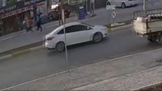 Antalya'da başıboş köpeğin kovaladığı çocuğa motosiklet çarptı