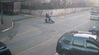 Kontrolden çıkan motosiklet oto galeriye girdi