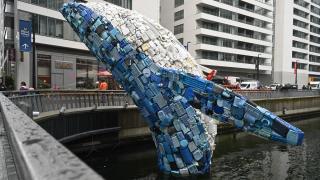 Londra'da dev balina heykeliyle plastik kirliliğine vurgu yapıldı