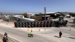 Rüzgar türbini pervanesi taşıyan tır devrildi