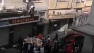 Yangında mahsur kalanlar battaniye açılarak kurtarıldı