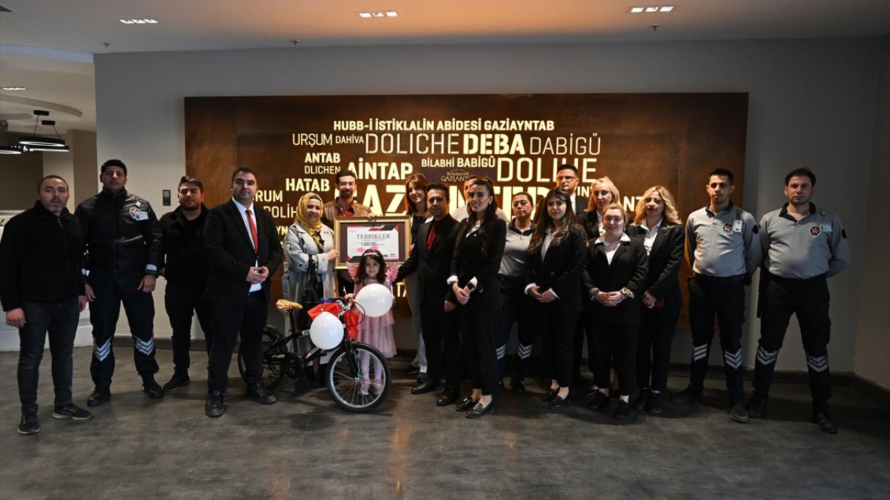 1 milyonuncu ziyaretçiye hediye verildi