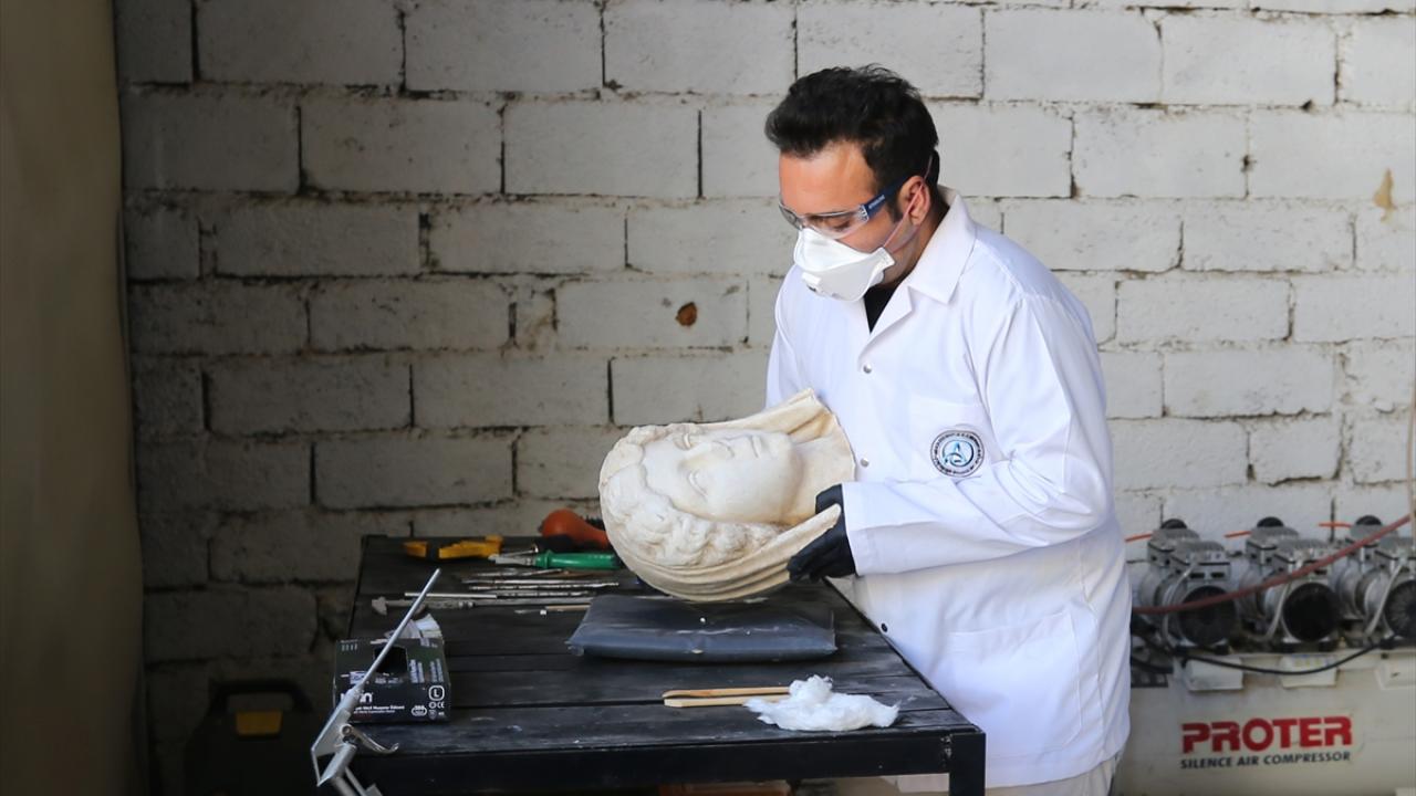 "Giyimli Kadın" heykelinin restorasyon süreci görüntülendi