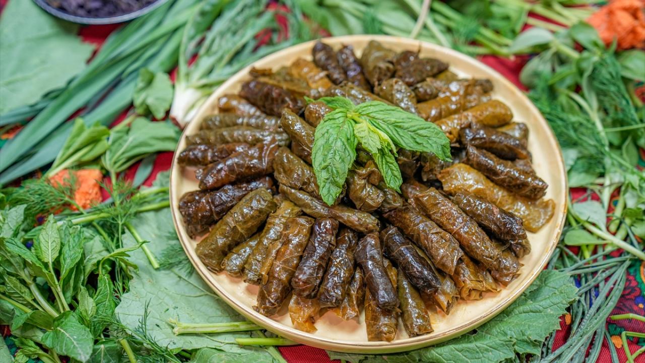 10 çeşit ottan yaklaşık 25 çeşitli yemek