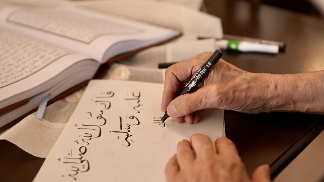 Tekrar tekrar yazdı