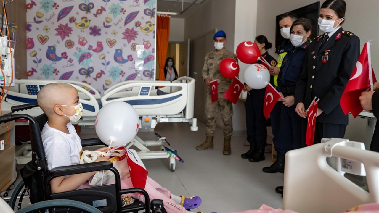 Ankara İl Jandarma Komutanlığı ekiplerinden hastanede tedavi gören çocuklara 23 Nisan sürprizi