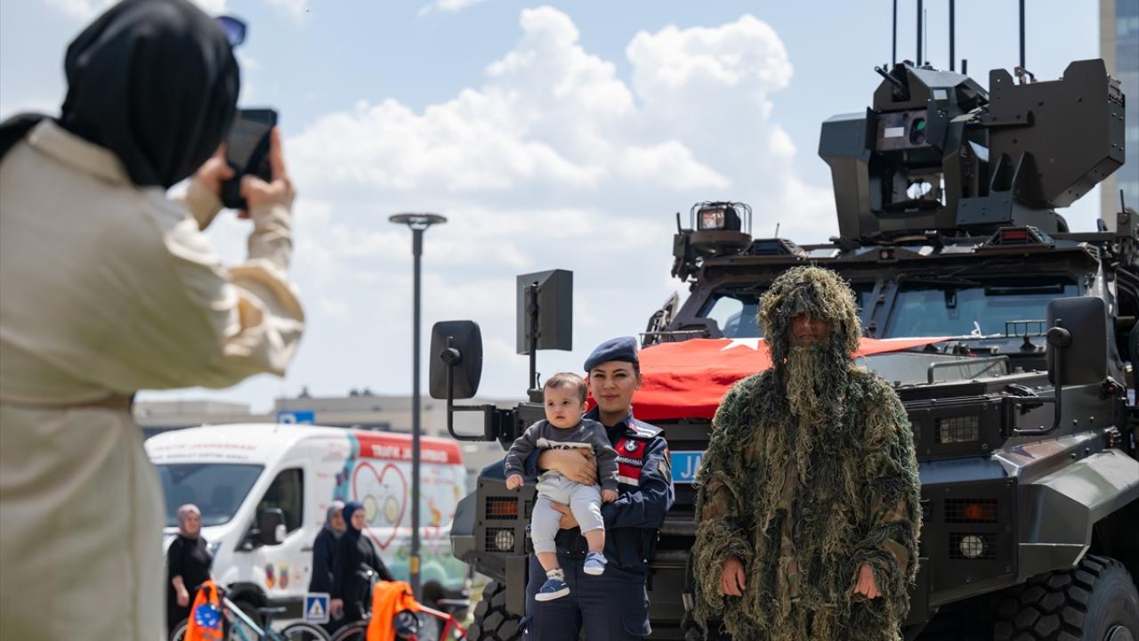Ankara İl Jandarma Komutanlığı ekiplerinden hastanede tedavi gören çocuklara 23 Nisan sürprizi