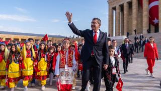 Bakan Tekin çocuklarla Anıtkabir'i ziyaret etti